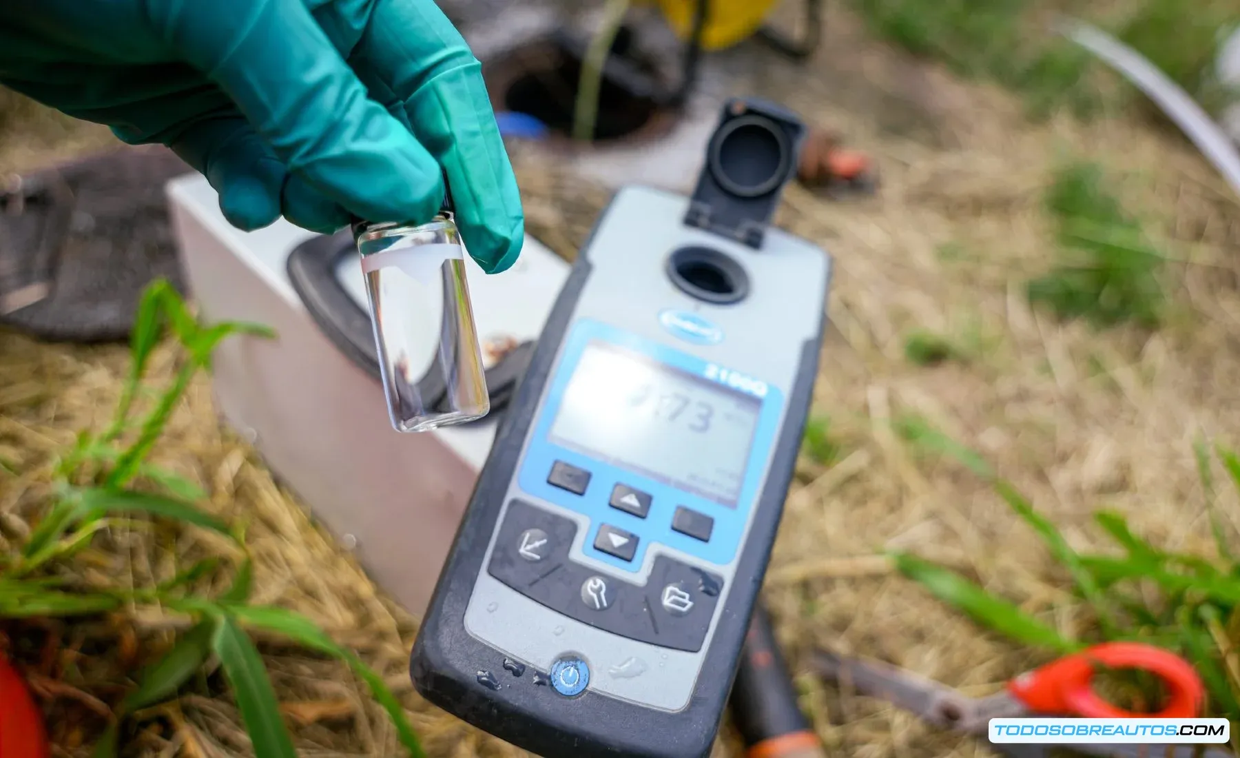 Imagen de un test de agua mostrando la presencia de contaminantes.