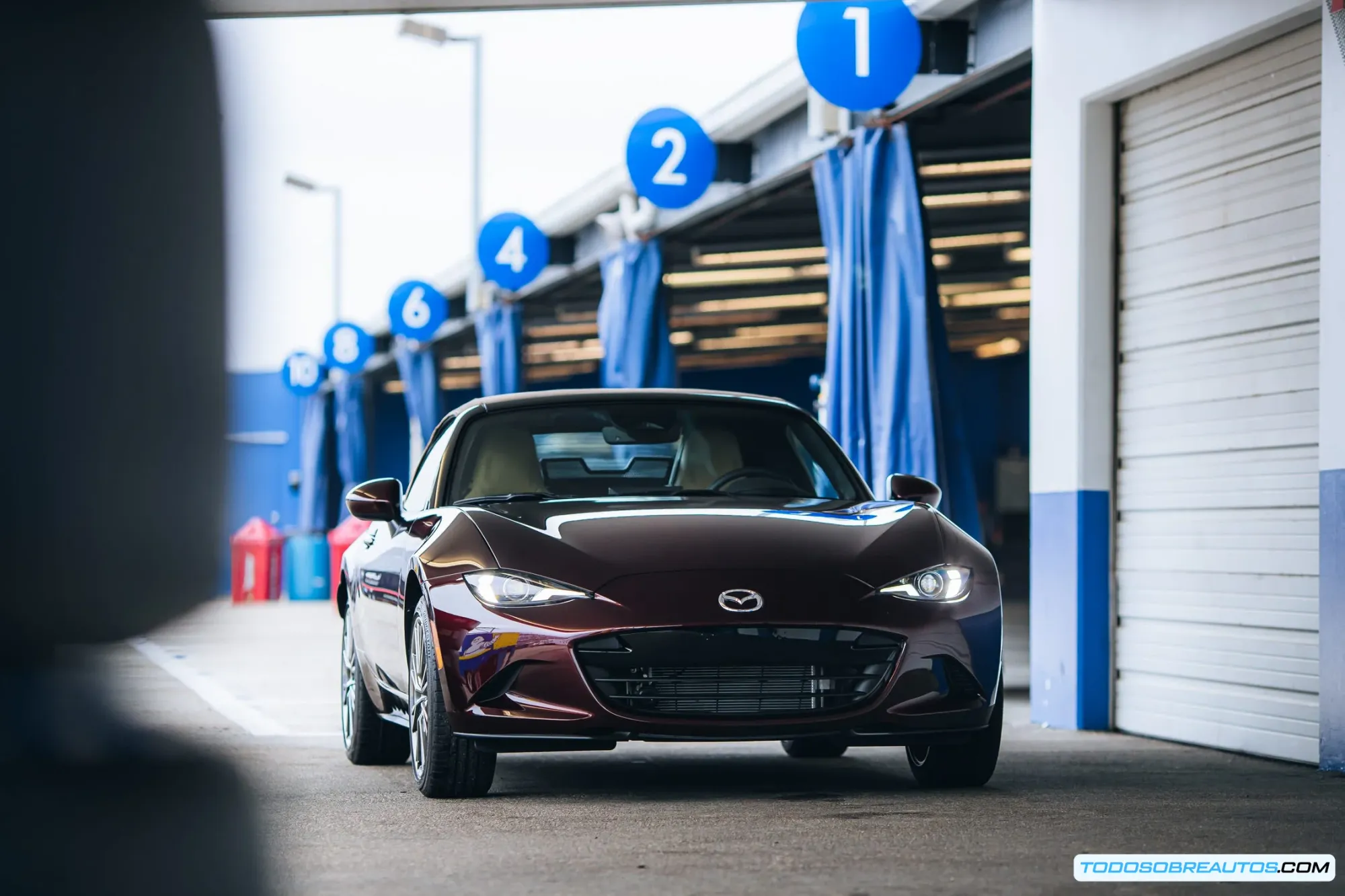 Mazda MX-5 Miata en la carretera