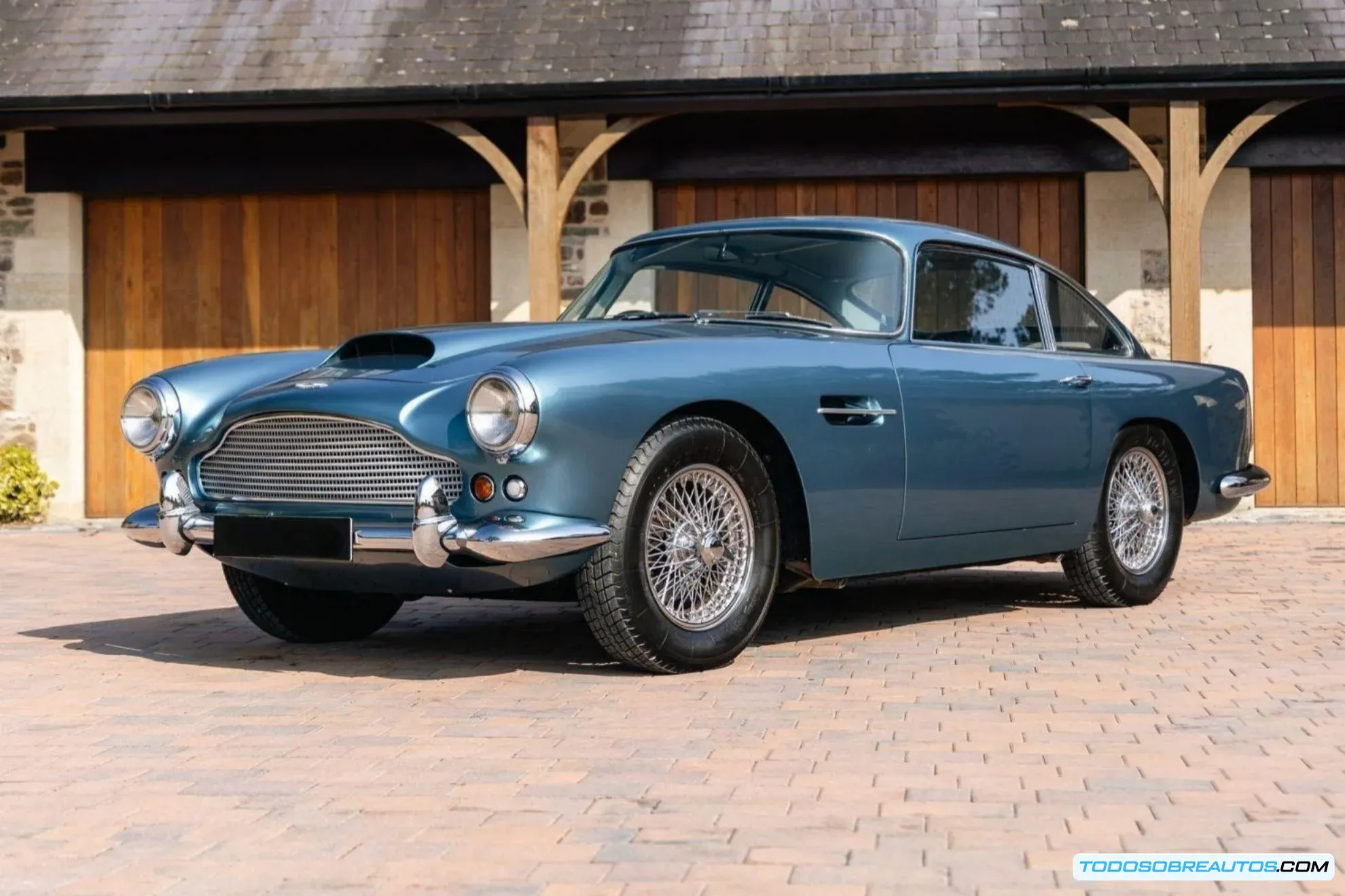 Liam Gallagher con su Aston Martin DB4 o el auto en un entorno elegante