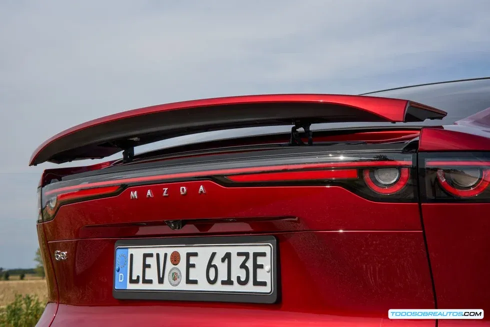Vista detallada del diseño exterior del Mazda6e, mostrando sus líneas y formas.