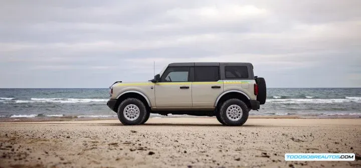 Ford Bronco Outer Banks 2025 mostrando su versatilidad.