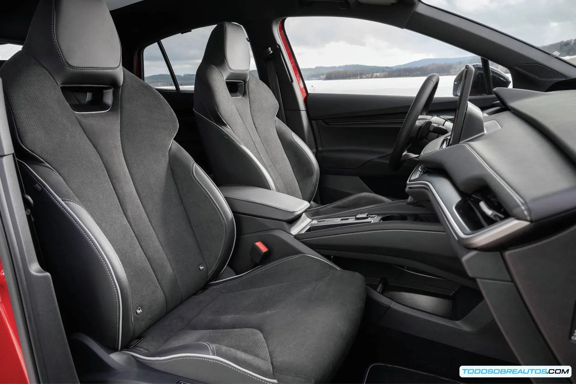 Interior del Skoda Enyaq Coupé 85, mostrando el salpicadero y la pantalla de infoentretenimiento.
