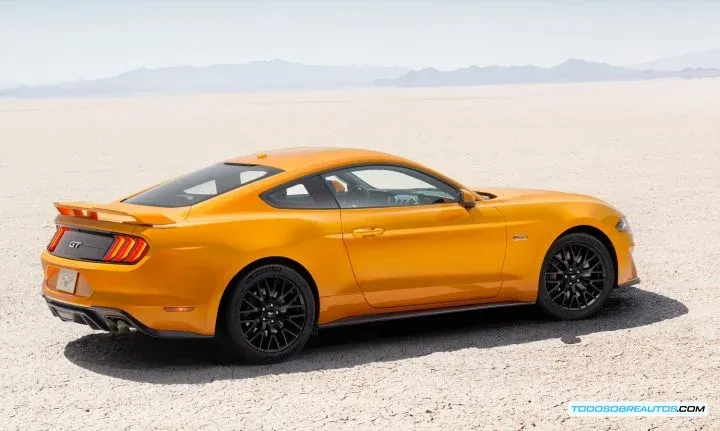Imagen lateral del Ford Mustang GT naranja.