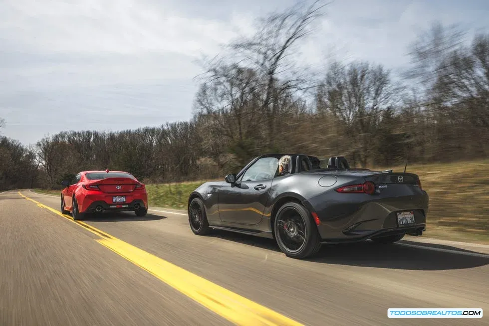 Toyota Yaris y Mazda 2 en una sesión de fotos