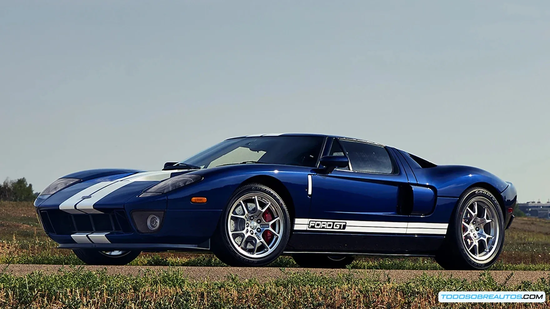 Imagen de un coche de competición de Ford (para ilustrar la historia de la marca en las carreras).