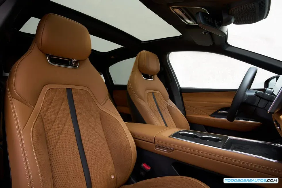 Imagen del interior del Mazda6e, mostrando la calidad de los materiales y el diseño.