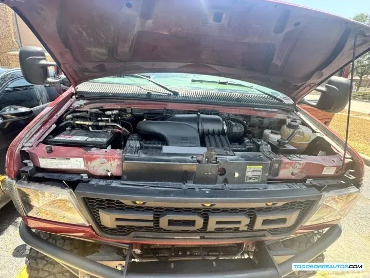 Motor V10 de 6.8 litros de la Ford E-350 4x4 convertida.