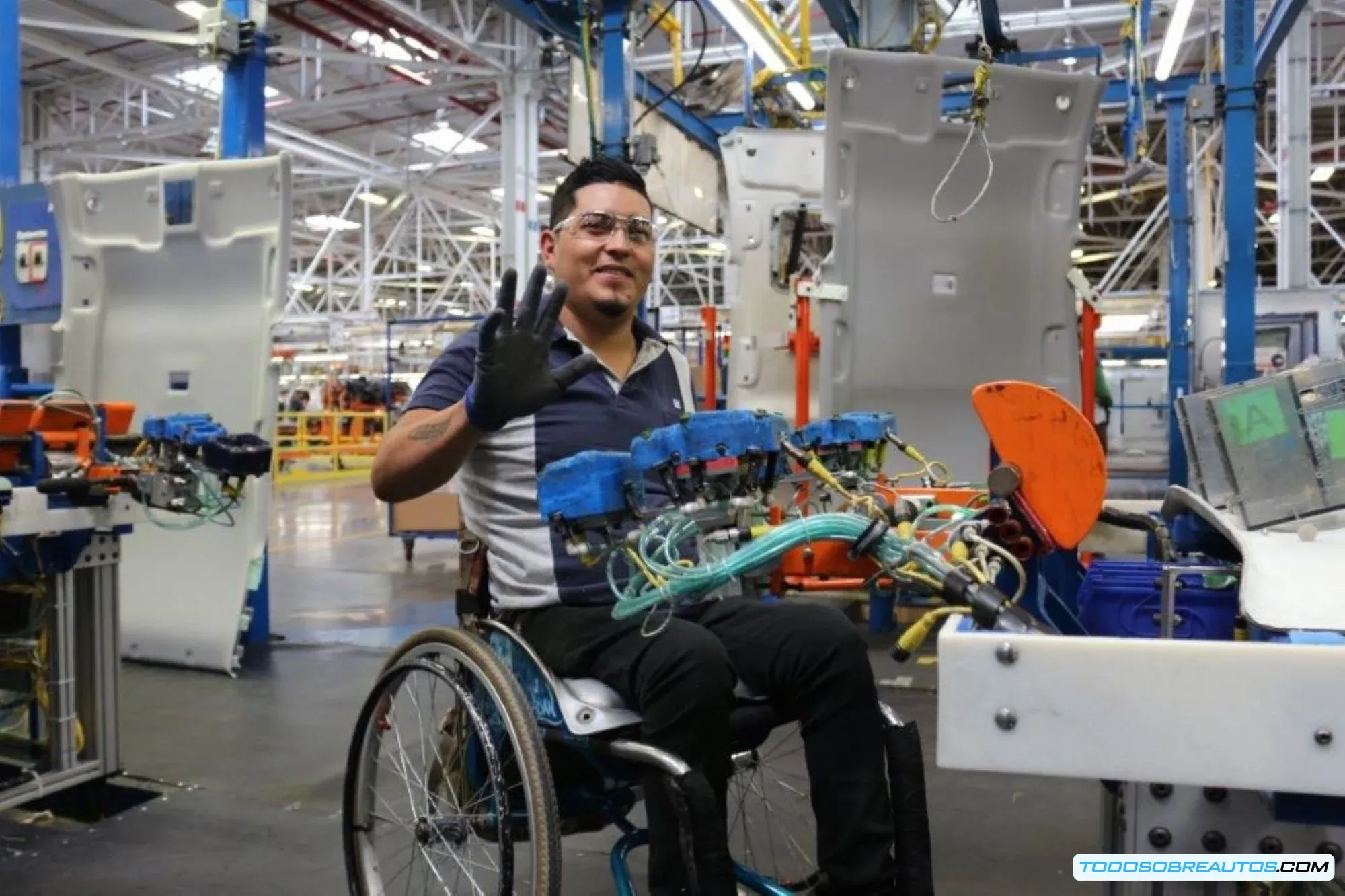 Imagen de una fábrica de autopartes en México o trabajadores mexicanos fabricando autopartes.