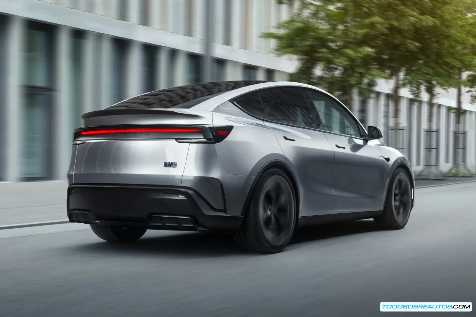 Interior del Tesla Model Y Performance 2025, mostrando el tablero y la pantalla central.