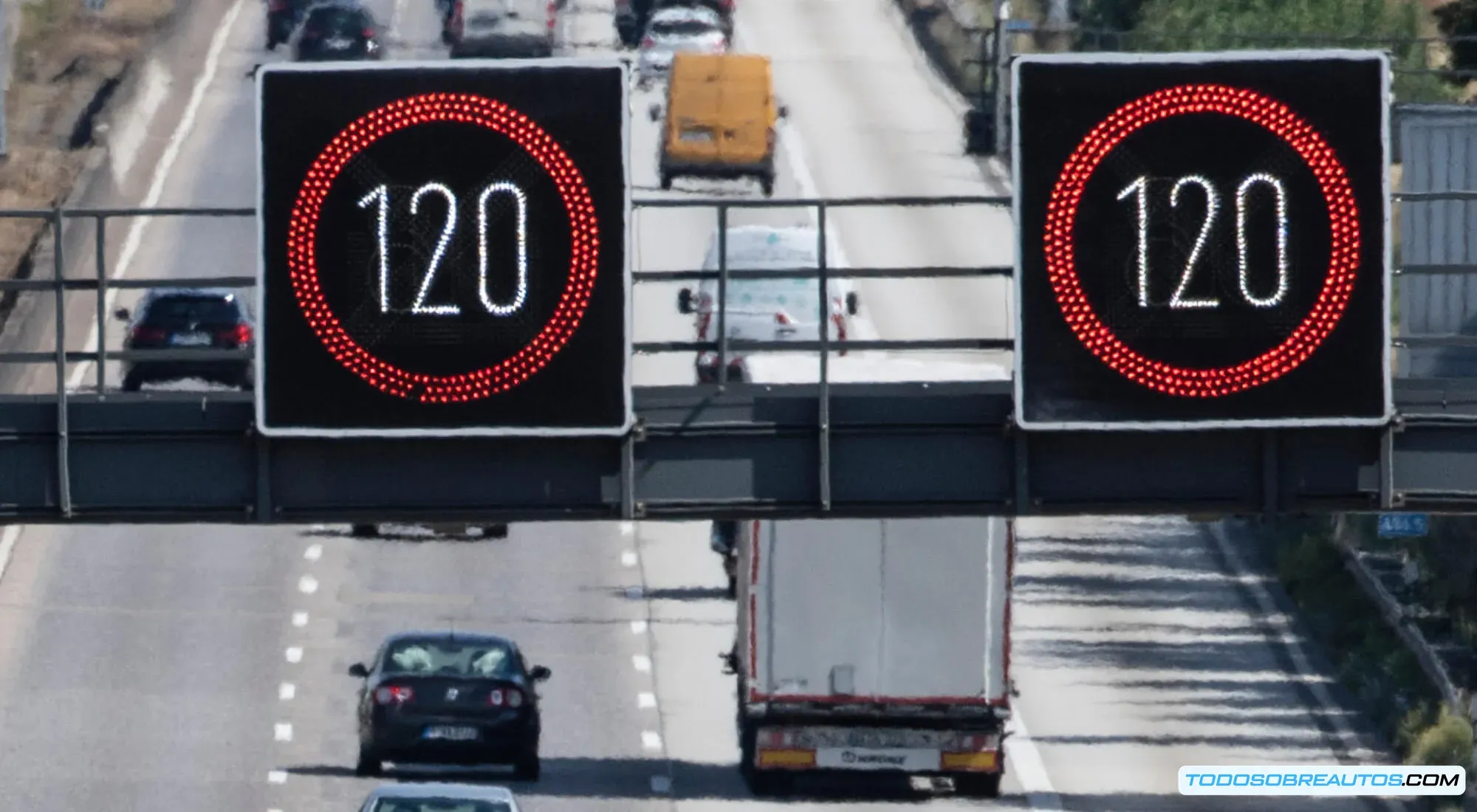 Imagen de una señal de 120 km/h, representando uno de los límites de velocidad en Europa.