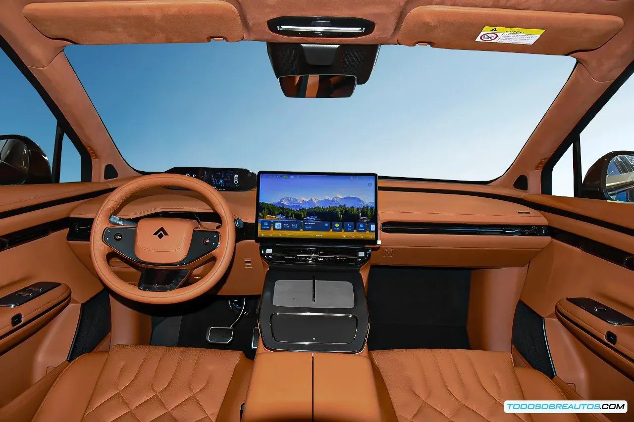 Interior del Hyptec HT con asientos de cuero Nappa y detalles de alta calidad.