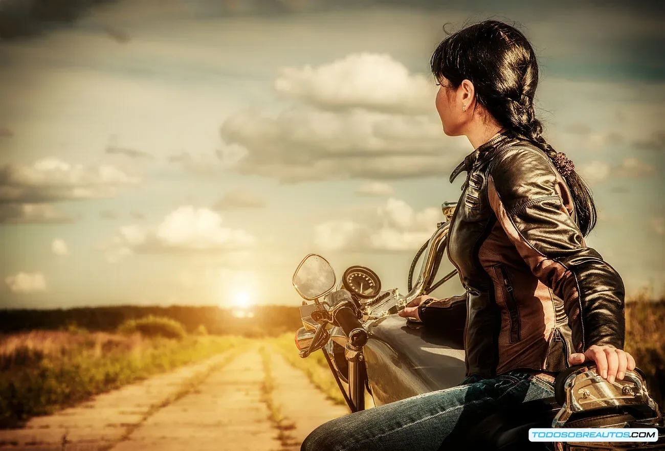 Imagen de una motocicleta de aventura en un paisaje impresionante, ideal para viajes largos.