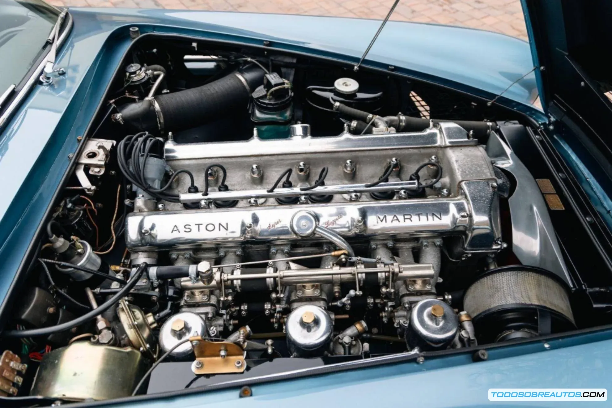 Detalle del motor o del interior del Aston Martin DB4
