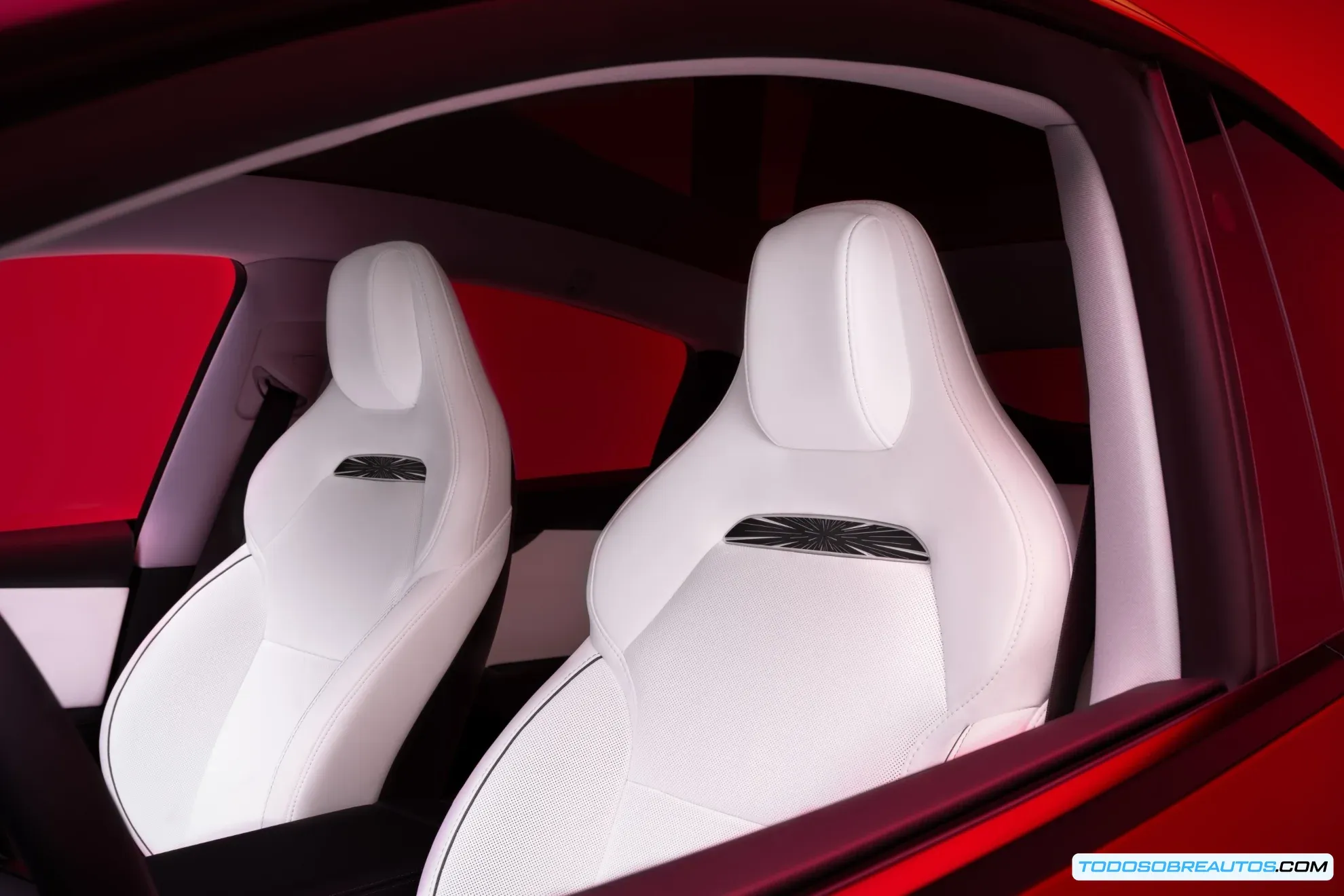 Detalle del chasis deportivo del Tesla Model Y Performance 2025, mostrando los amortiguadores.