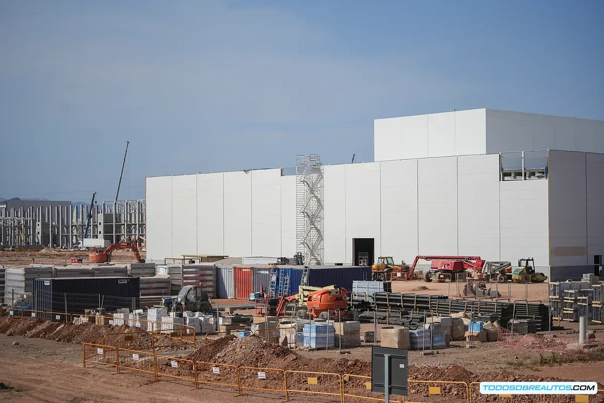 Imagen ilustrativa de una gigafactoría de baterías de vehículos eléctricos en construcción o en operación.