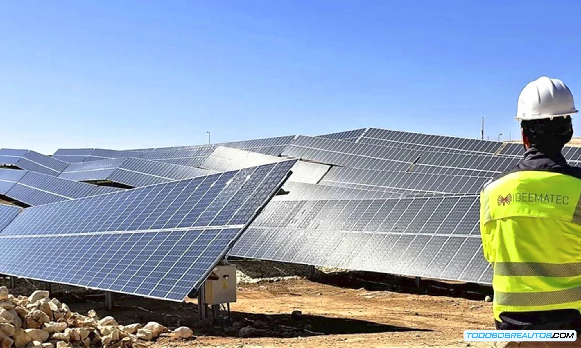 Imagen de una fábrica de baterías o una planta de ensamblaje de vehículos eléctricos, representando la producción y la tecnología detrás de los vehículos eléctricos asequibles.