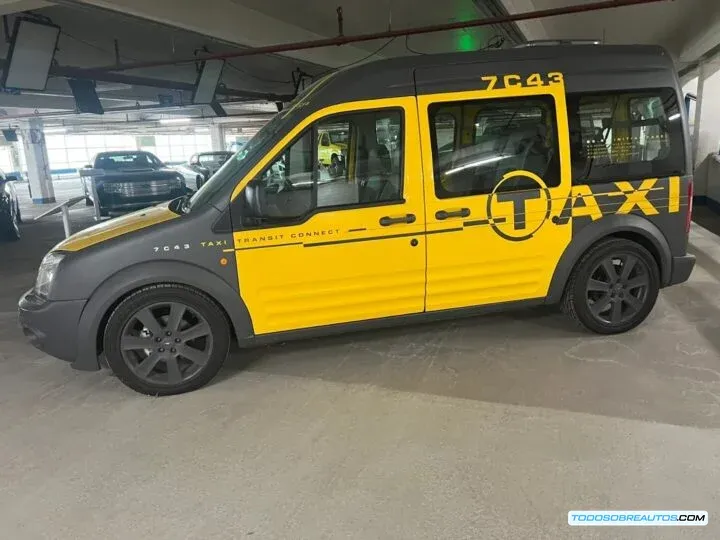 Imagen lateral del Ford Transit Connect Taxi Concept de 2008, destacando su diseño y proporciones.