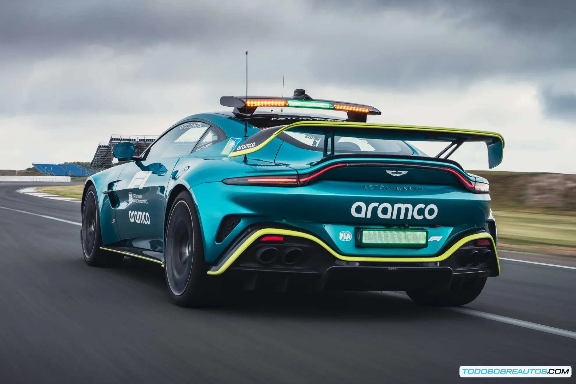 Aston Martin Vantage S de serie, mostrando su diseño deportivo.