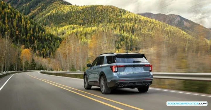 Ford Explorer 2025 con el sistema BlueCruise activado
