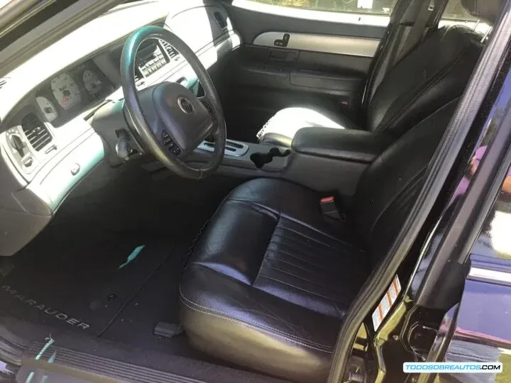 Interior del Mercury Marauder 2003, mostrando detalles del tablero y asientos.
