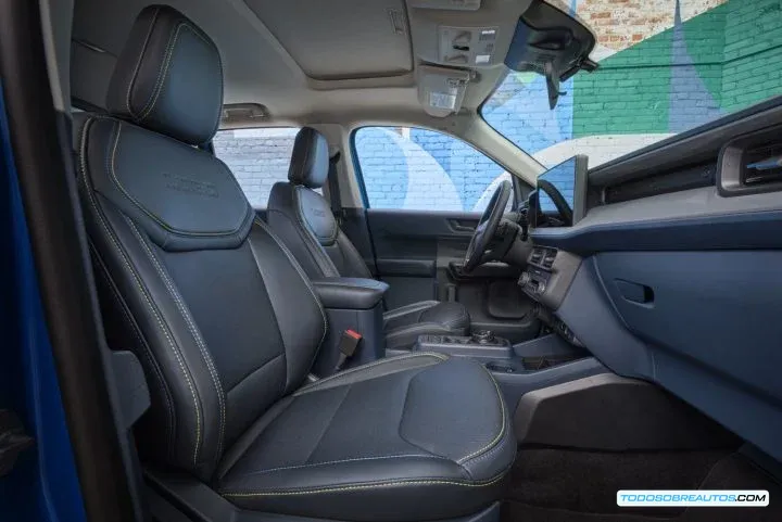 Interior del Ford Maverick 2026, mostrando detalles del tablero y consola central.