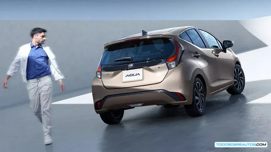 Toyota Aqua 2026 de perfil