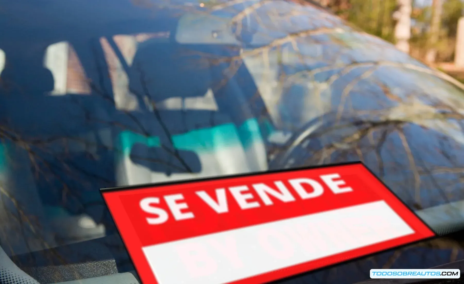 Imagen de un coche con un cartel de 