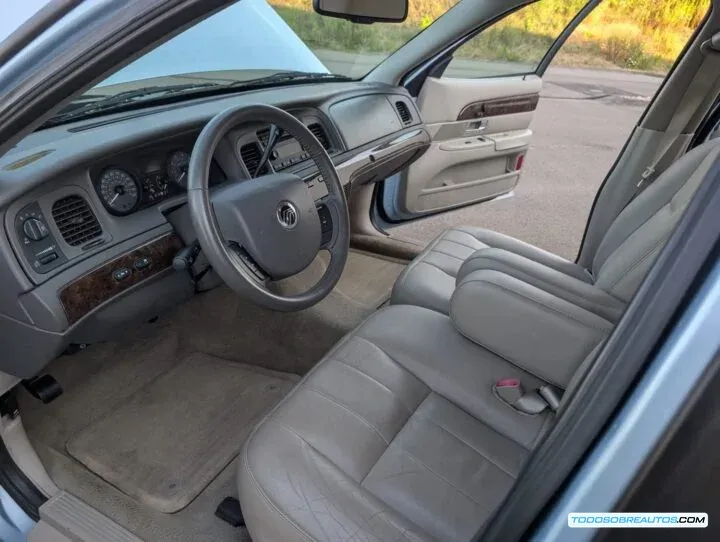 Interior del Mercury Grand Marquis 2011, mostrando su diseño y comodidad.
