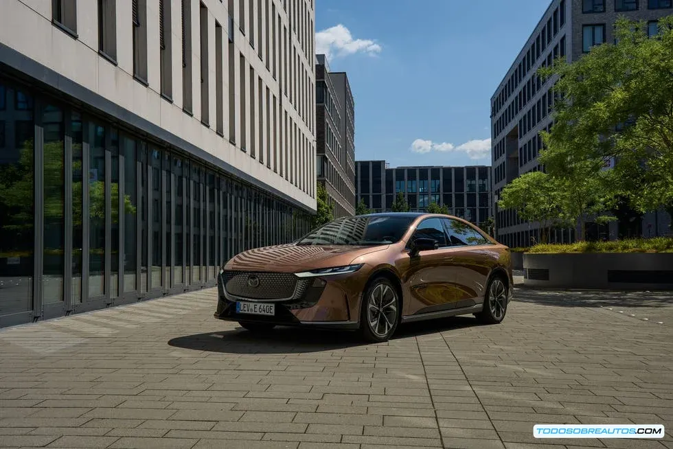 Imagen del Mazda6e con el alerón trasero desplegado.