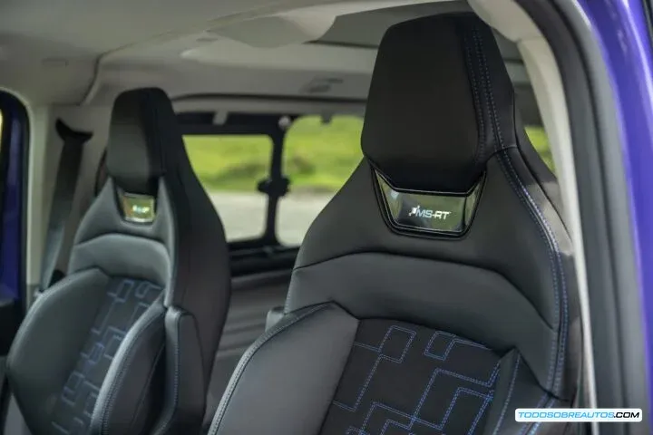 Interior de la Ford E-Tourneo Custom MS-RT, mostrando los asientos, el volante y los detalles de lujo.