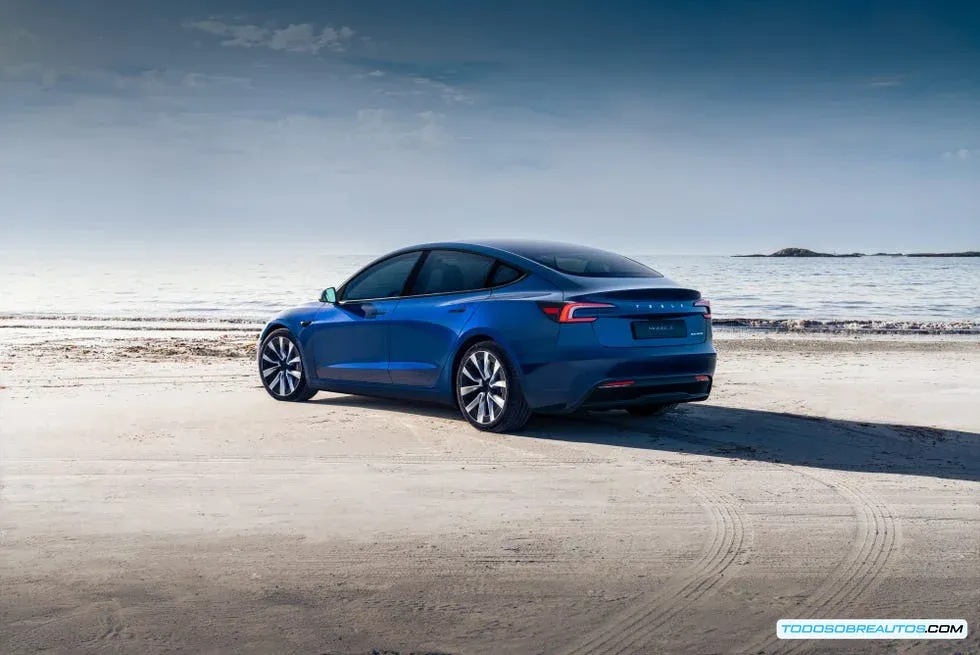 Imagen del interior del Tesla Model 3 mostrando la pantalla y el diseño minimalista.