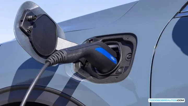 Ford Escape PHEV conectado a un punto de carga.