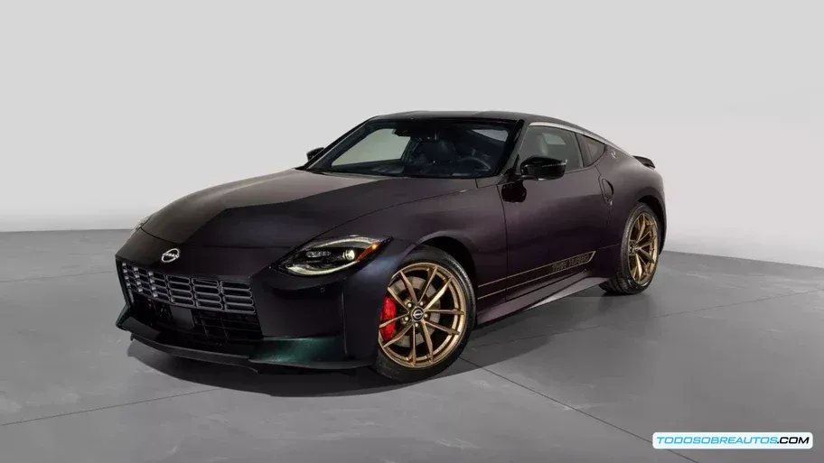 Detalle de los rines RAYS y el alerón de fibra de carbono en el Nissan Z Heritage Edition 2026.