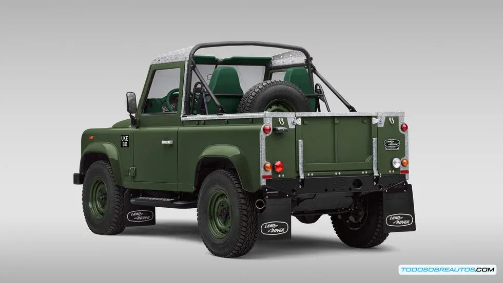 Interior del Land Rover Classic Defender V8 Churchill Edition, mostrando los materiales y el diseño.
