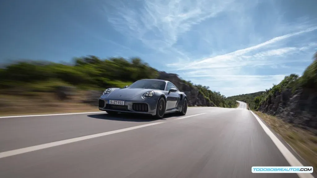 Diagrama o imagen que muestra el sistema T-Hybrid del Porsche 911 Turbo S.