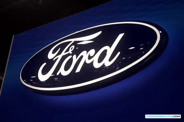 El logo de Ford rodeado de iconos de redes sociales, representando su presencia online.