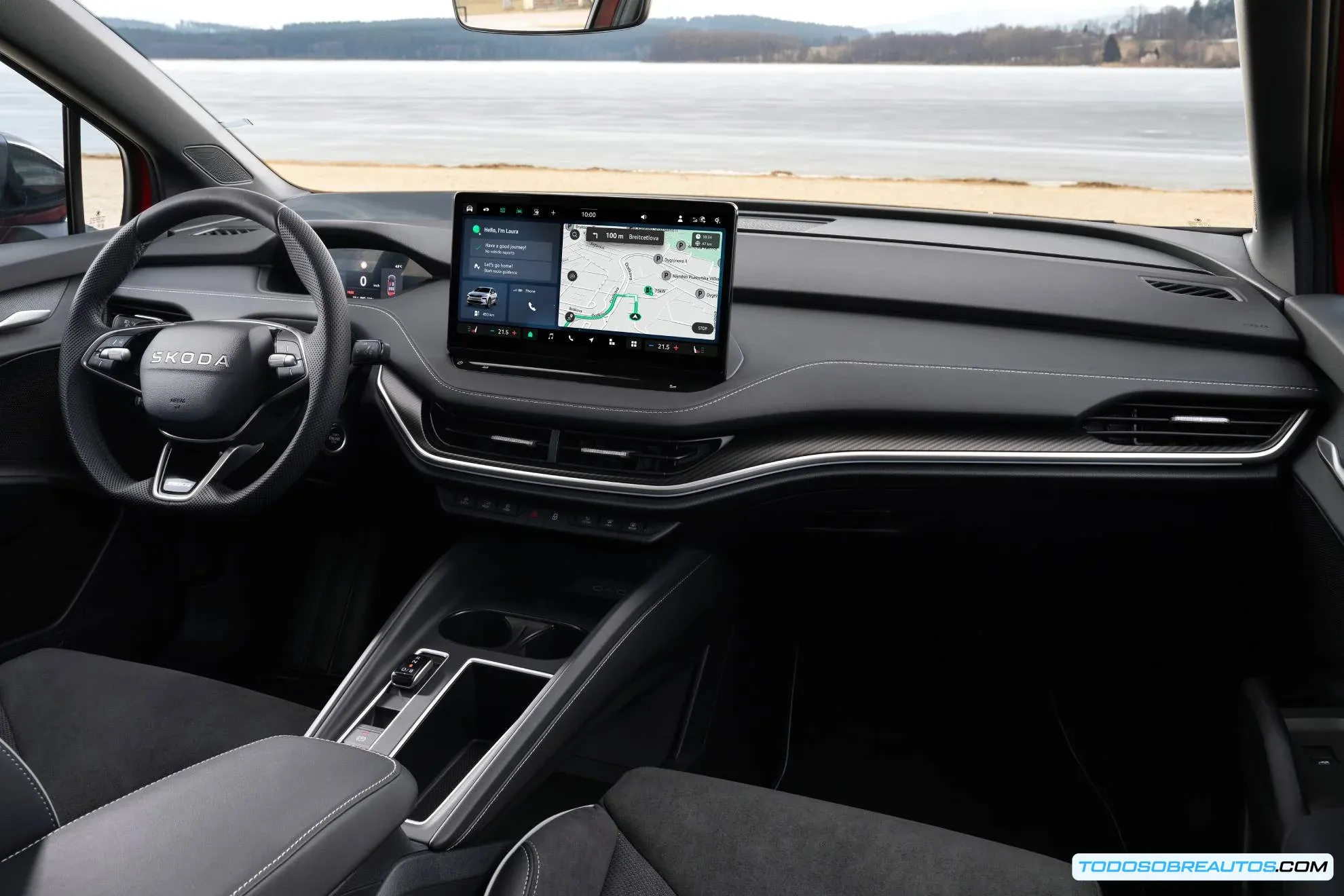 Vista lateral del Skoda Enyaq Coupé 85, mostrando sus llantas y la línea del techo.