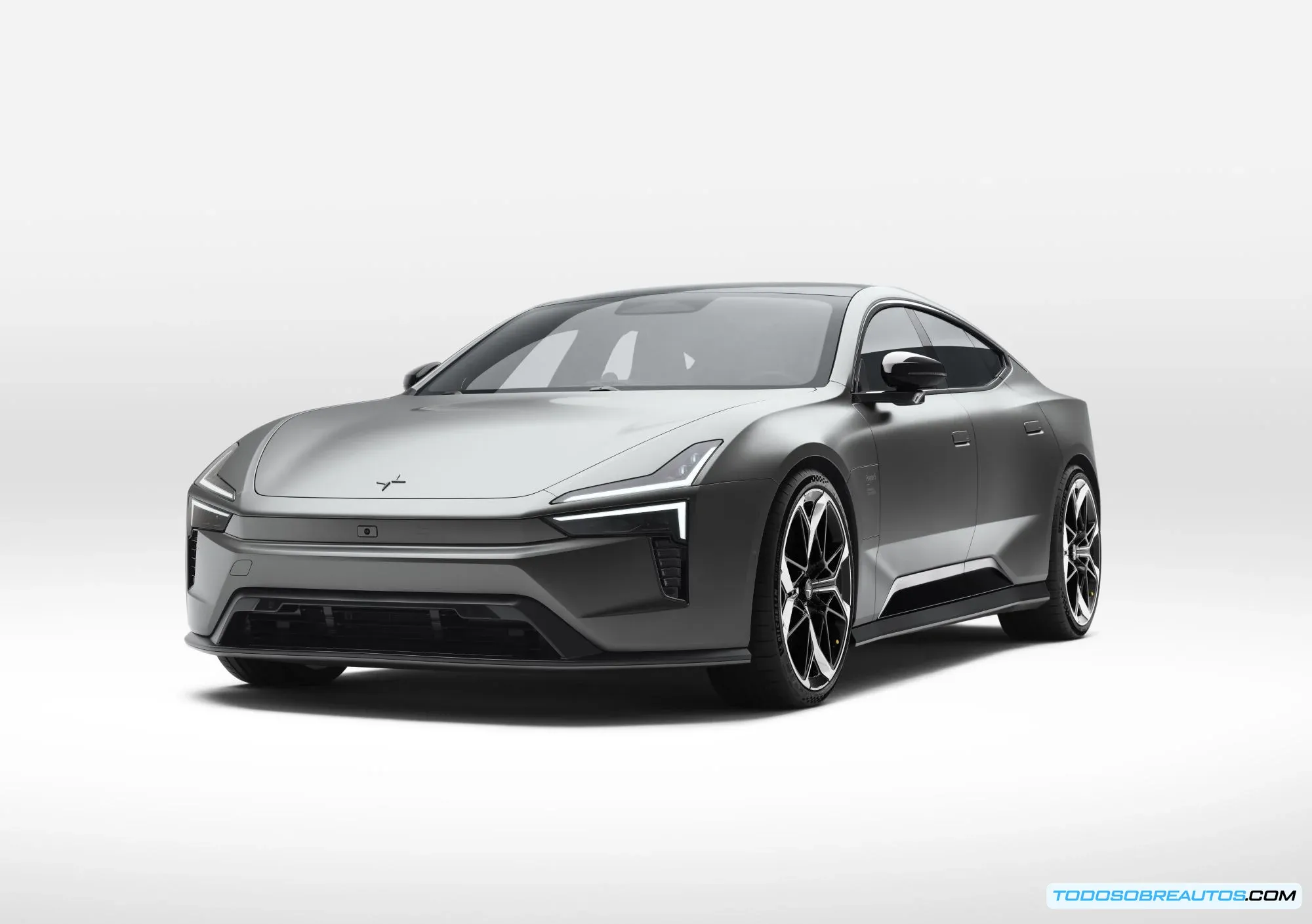 Detalle del diseño del Polestar 5, mostrando sus líneas aerodinámicas y elementos distintivos.