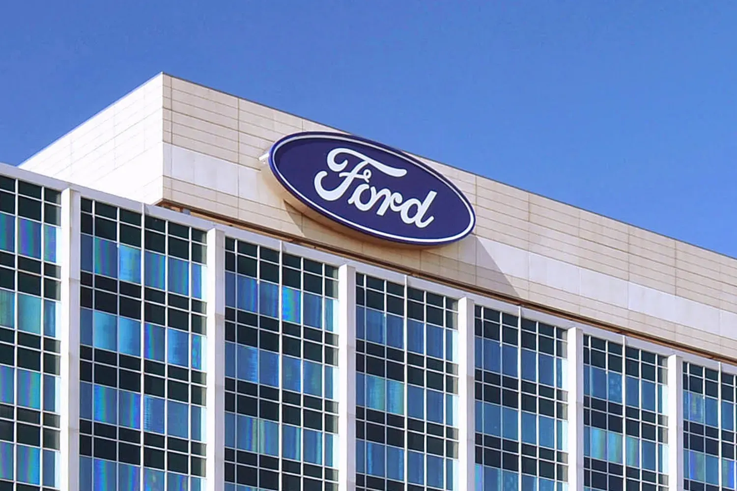 Ford solicita patente para escuchar conversaciones dentro de sus vehículos