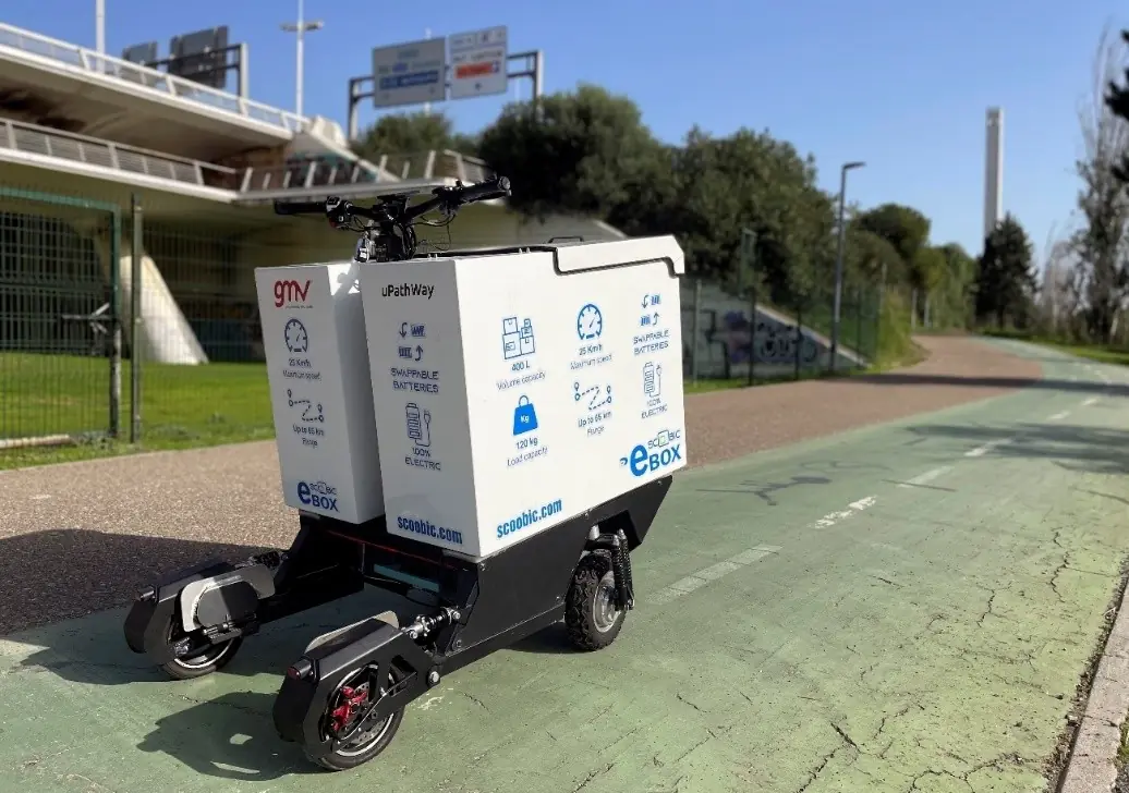 Así es Scoobic MED, el patinete autónomo que revoluciona la logística urbana