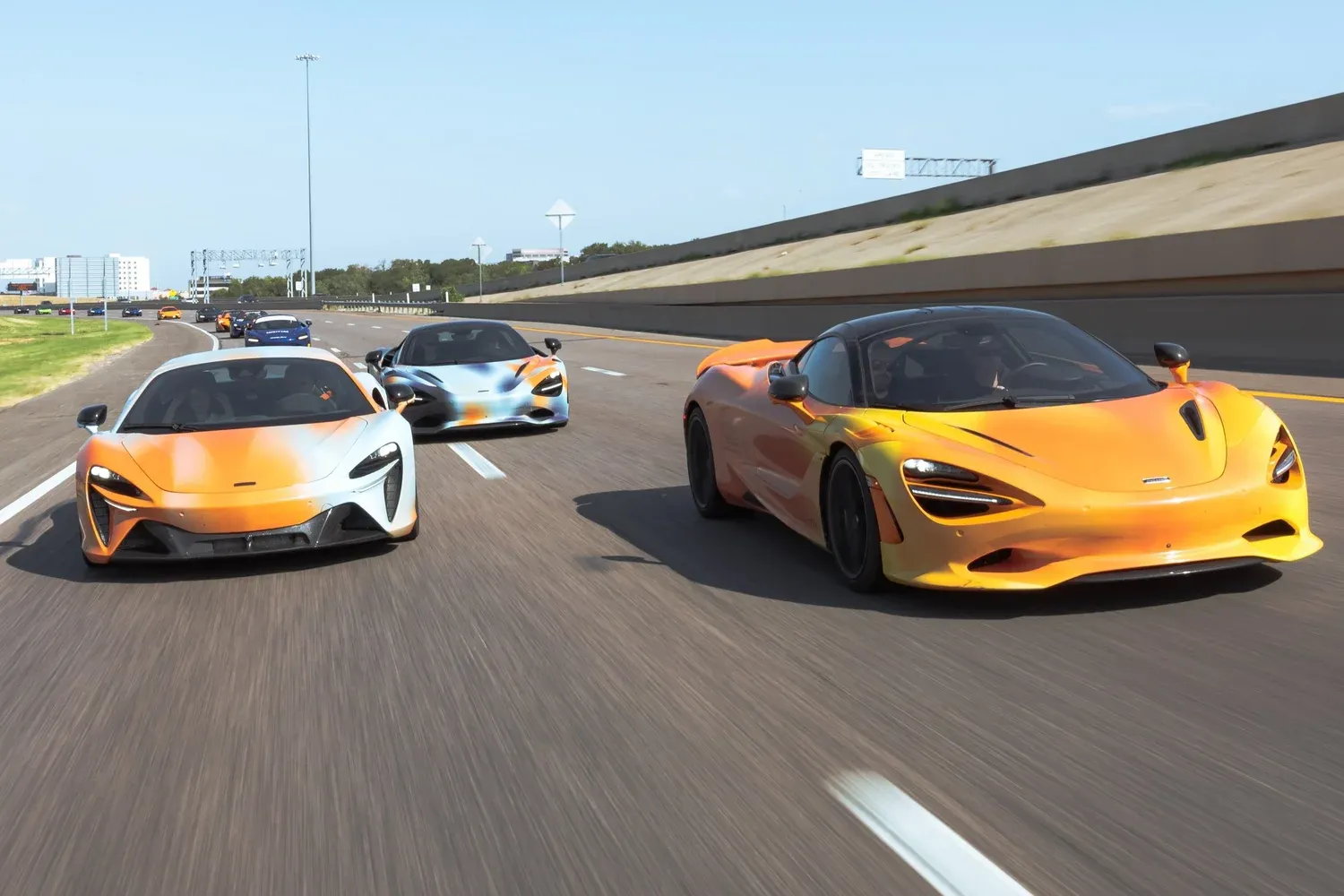 McLaren “States of Endurance” 3 vehículos amarillos