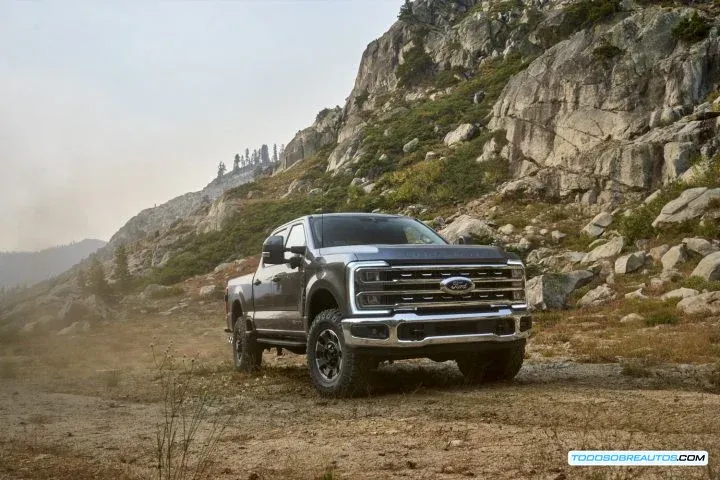 Ford F-250 Super Duty Lariat Tremor 2023 vista frontal.