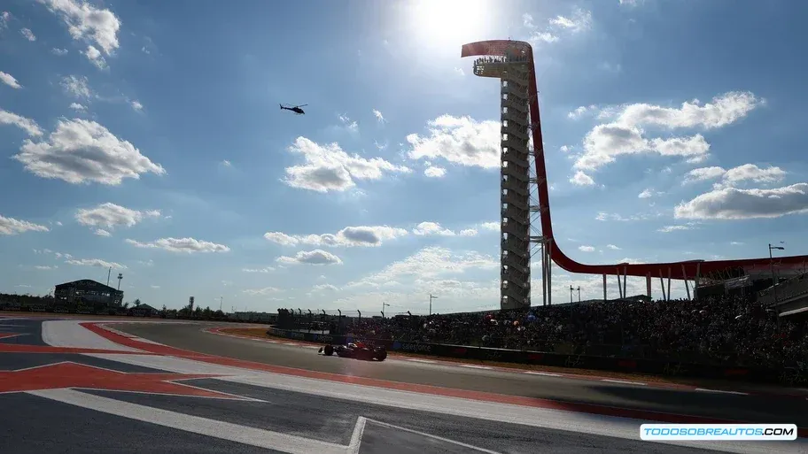 Imagen de Verstappen y Russell batallando en la pista.