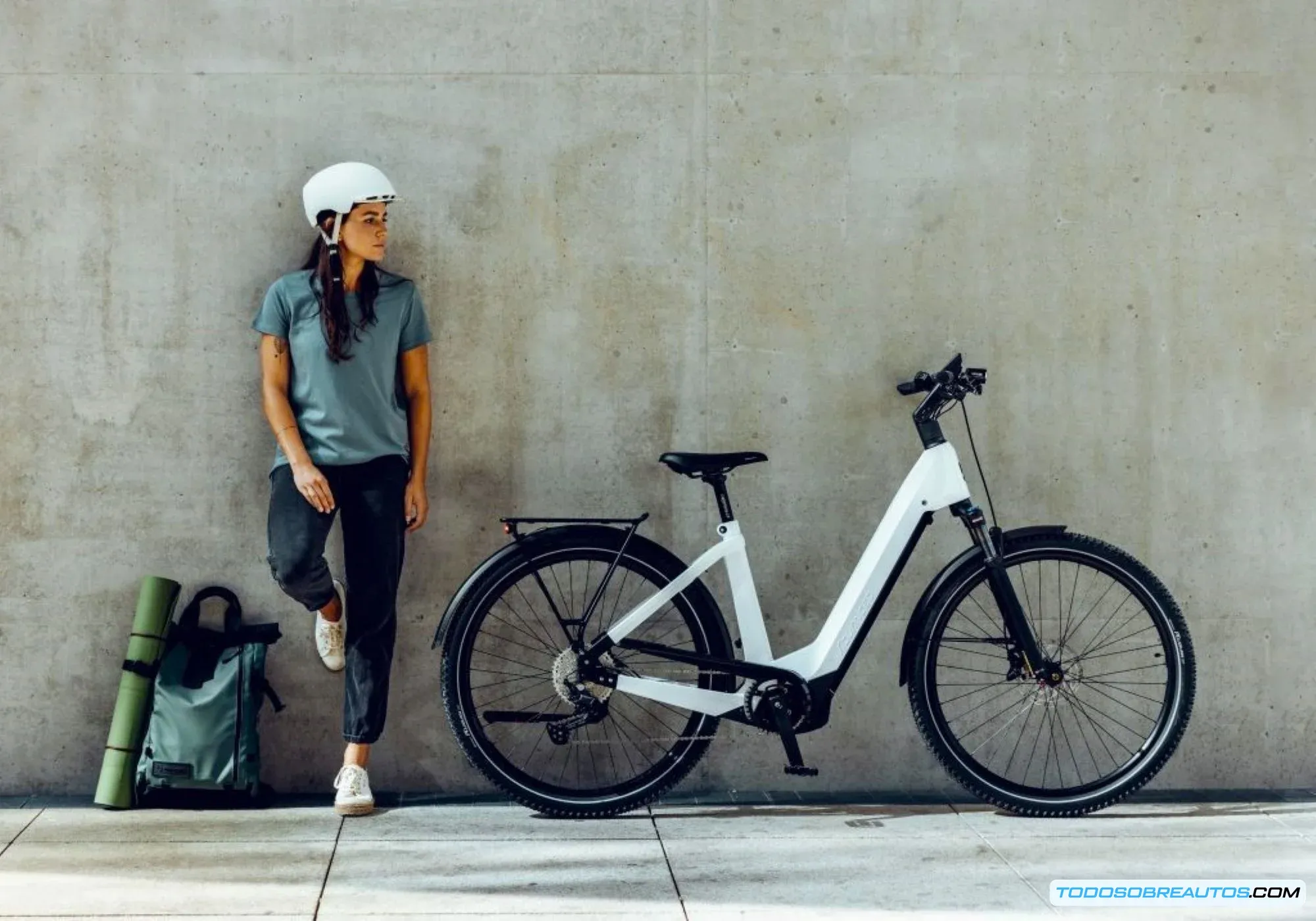 Imagen de un coche eléctrico moderno en un entorno urbano.