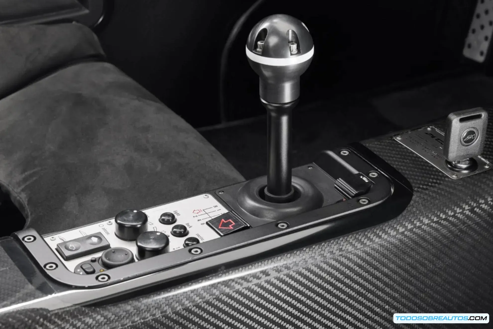 Interior del McLaren F1, mostrando el puesto de conducción central