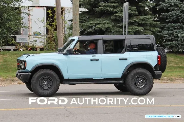 Ford Bronco en un entorno todoterreno.