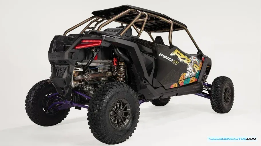 Detalle de los gráficos de calavera y flores de cempasúchil en la carrocería del Polaris RZR PRO-S Edición Calavera 2026.