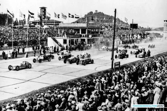 Imagen del Nürburgring en 1934 mostrando los autos compitiendo en el circuito original.