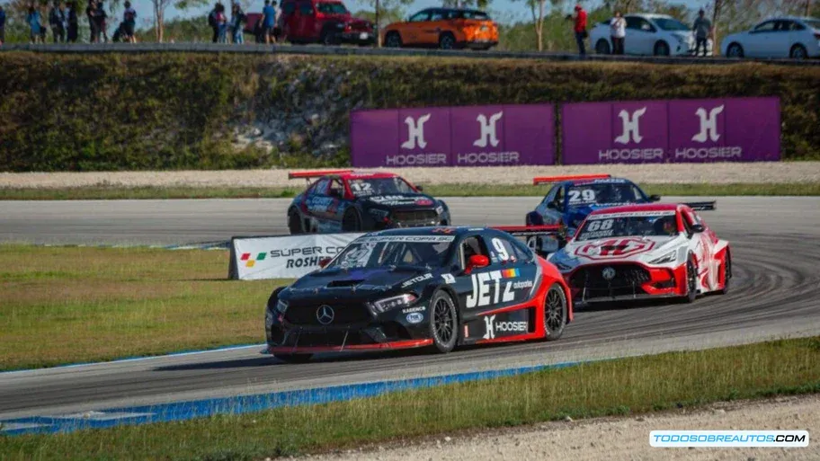Un grupo de monoplazas de Fórmula 4 NACAM compitiendo en una curva.