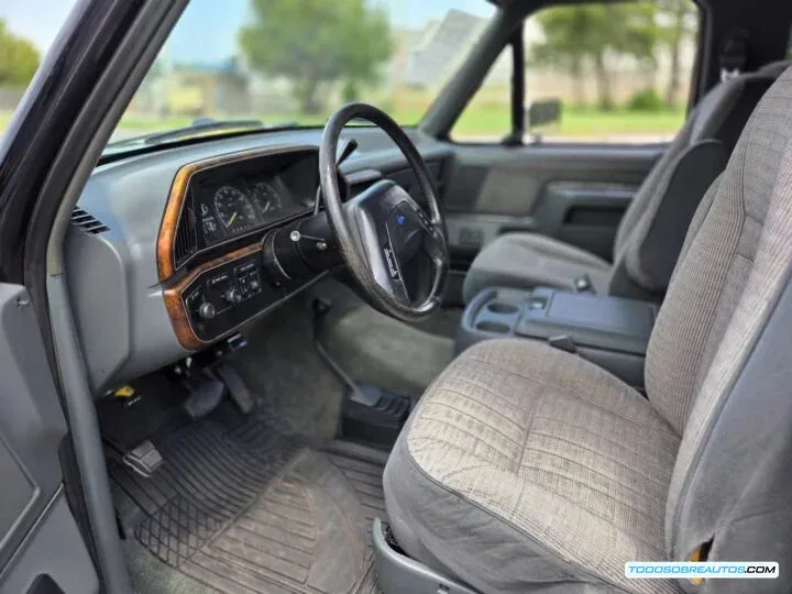 Interior del Ford Bronco DaBryan 1990, mostrando las tres filas de asientos.